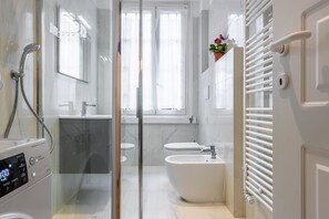 تجهيزات دش، مجففات شعر، مراحيض شطف، مناشف