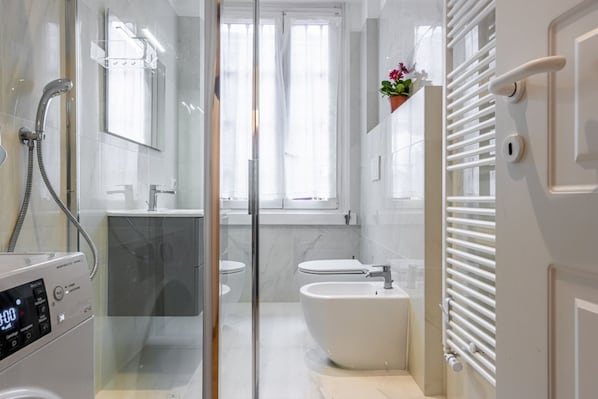 Dusche, Haartrockner, Bidet, Handtücher