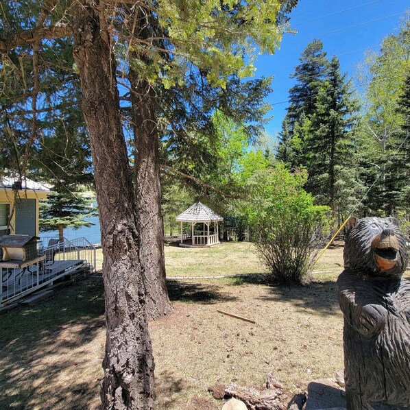 Property grounds - Cozy Condo for 6 with wooded back patio & grill. 1 mile to town square. (Cloudcroft)