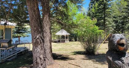 Cozy Condo for 6 with wooded back patio & grill. 1 mile to town square.