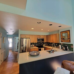 Fridge, microwave, oven, stovetop - Cozy Condo for 6 with wooded back patio & grill. 1 mile to town square. (Cloudcroft)