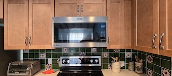 Cozy Condo for 6 with wooded back patio & grill. 1 mile to town square.