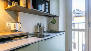 Mikrowelle, Wasserkocher mit Kaffee-/Teezubehör