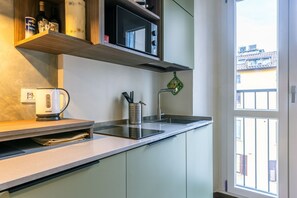 Mikrowelle, Wasserkocher mit Kaffee-/Teezubehör