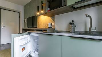 Micro-ondes, cafetiĂšre/bouilloire