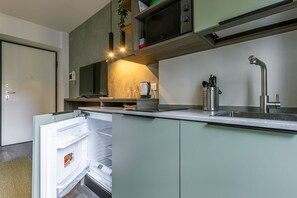 ميكروويف، ماكينة لصنع القهوة/الشاي، مستلزمات طهي/أطباق/أوعية