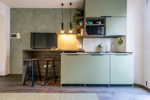 Mikroaaltouuni, kahvin-/teenkeitin, keittoastiat/astiat/ruokailuvälineet