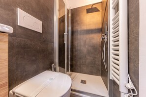 Shower, hair dryer, towels - Monolocale - Darsena (Milano)