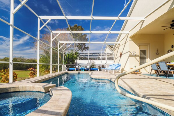 Een buitenzwembad en een verwarmd zwembad