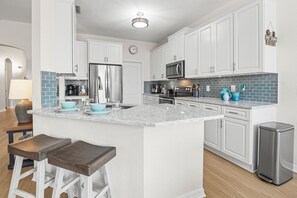 Een koelkast, een microgolfoven, een oven, een vaatwasser