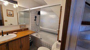 Ducha, secador de pelo, toallas y jabón