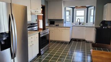 冰箱、微波炉、烤箱、炉灶