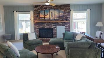 智能电视、壁炉、乒乓球、书