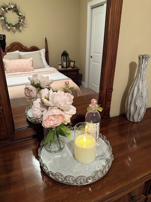 4 Schlafzimmer, Schreibtisch, Bügeleisen/Bügelbrett, Reisekinderbett