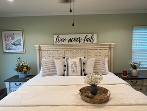 4 bedrooms, desk, iron/ironing board, travel cot - Delightful and Beautiful Home and Garden (Citrus Heights)
