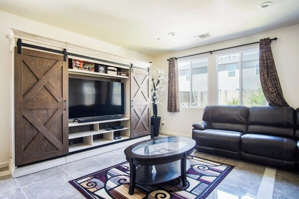 Een smart-tv en boeken