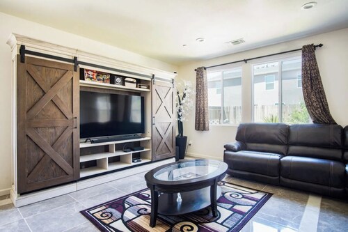 Tranquil and Spacious Family Haven by Sequoia & Kings Canyon National Park!