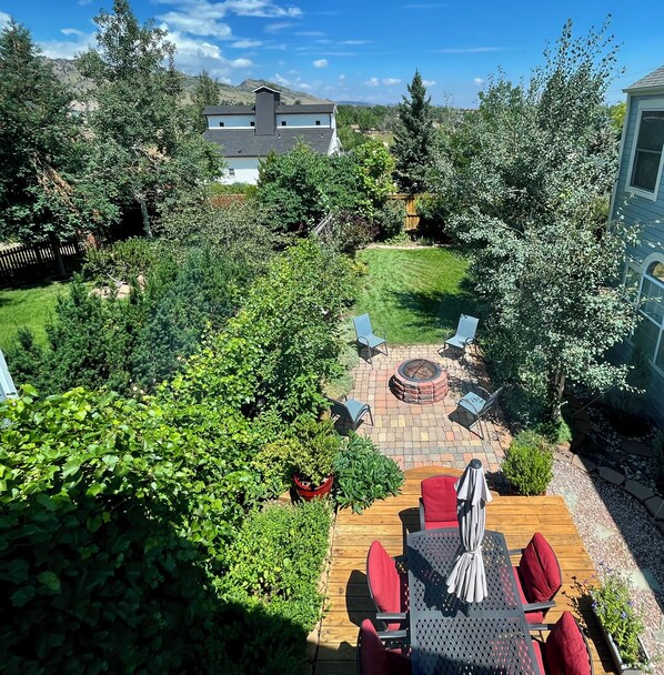 Outdoor dining - Living Green & Zen Wonderland Lake Boulder (Boulder)