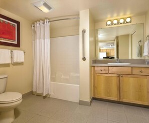 Assecador de cabells, tovalloles, sabó i xampú 