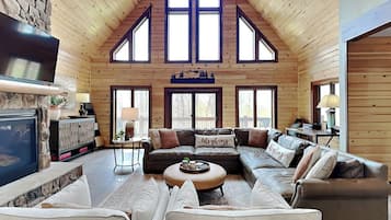 House (6 Bedrooms) | Living area