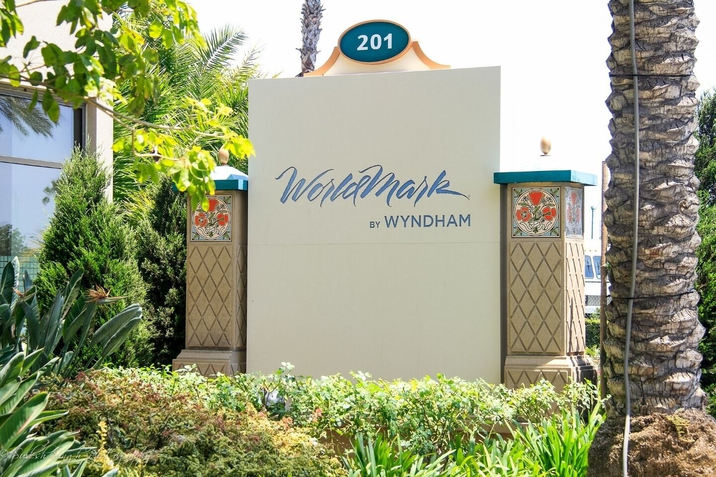 Un panneau indiquant le numéro 201 et portant l’inscription « Wynham » par Wyndham.
