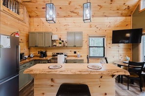 Fridge, microwave, oven, stovetop - Timber Pines at Red River Gorge (Zoe)
