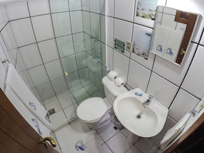 Chambre Triple Premium | Salle de bain | Douche, sĂšche-cheveux, serviettes fournies, papier toilette