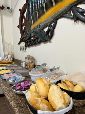 Free daily buffet breakfast - Pousada Sanhaço (Angra dos Reis)