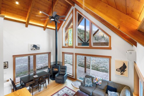 Quail Run Mountain View Cottage! Modern Applegate Retreat | River + BLM Access