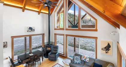 Quail Run Mountain View Cottage! Modern Applegate Retreat | River + BLM Access