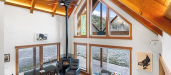 Quail Run Mountain View Cottage! Modern Applegate Retreat | River + BLM Access