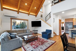 Smart-TV, Kamin, Arbeitsbereiche