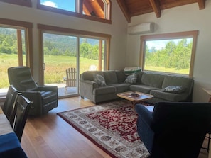 TV, offices - Quail Run Mountain View Cottage! (Jacksonville)