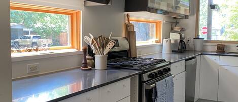 ثلاجة، فرن، موقد طهي مسطح، غسالة أطباق