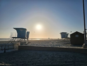 Plage à proximité, chaises longues, serviettes de plage