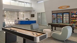 Uma mesa de bilhar, jogos de sinuca, uma receção, uma máquina de vendas e uma mesa de bilhar.