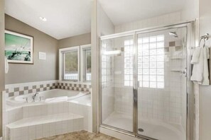 エクスクルーシブ スイート キングベッド 1 台 禁煙 シービュー | バスルーム | ヘアドライヤー、バスローブ、タオル、石鹸