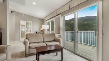 Exclusive Suite, 1 King Bed, Non Smoking, Sea View | Living area