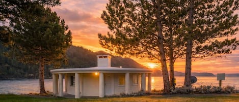 Deluxe Suite, 1 King Bed | Desk, free rollaway beds, free WiFi, bed sheets