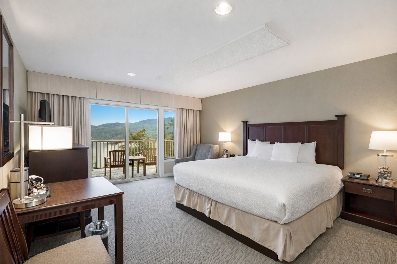 Habitación Prestigio, 1 cama King size, vista parcial al océano, junto a la montaña | Escritorio, camas extra gratis, wifi gratis y ropa de cama 