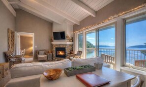 Suite Deluxe, 2 chambres, vue colline | Coin séjour