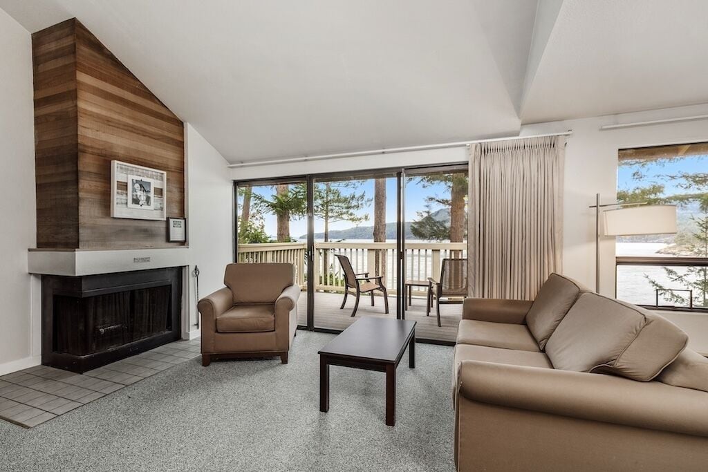 Suite ejecutiva, cocina, frente al océano | Área de sala de estar | Smart TV de 40 pulgadas con canales digitales y chimenea 