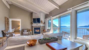 Deluxe Suite, 2 Bedrooms, Hill View | Living area