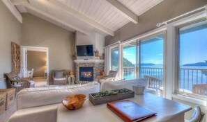 Deluxe Suite, 2 Bedrooms, Hill View | Living area