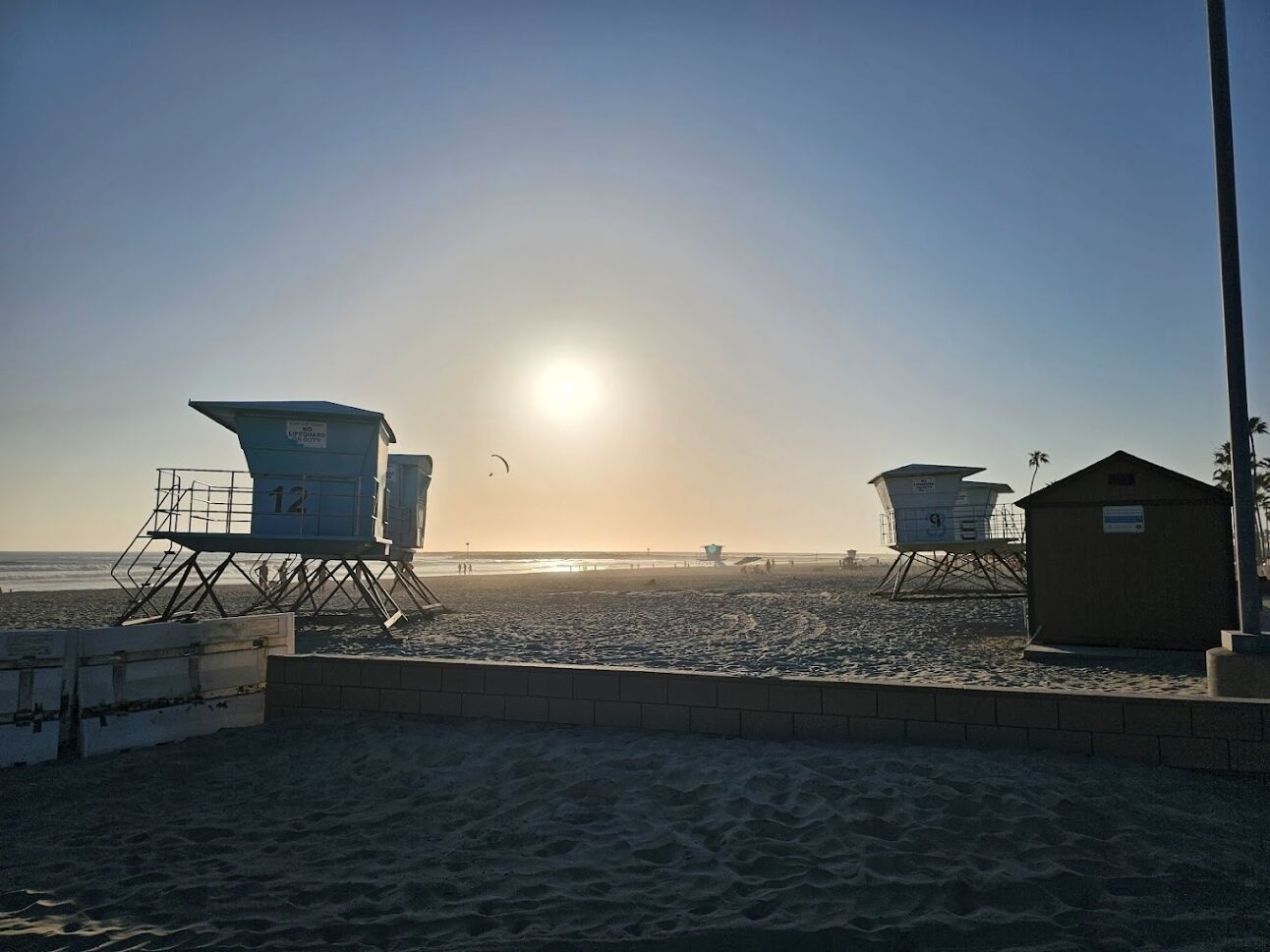 Beach nearby, sun-loungers, beach towels