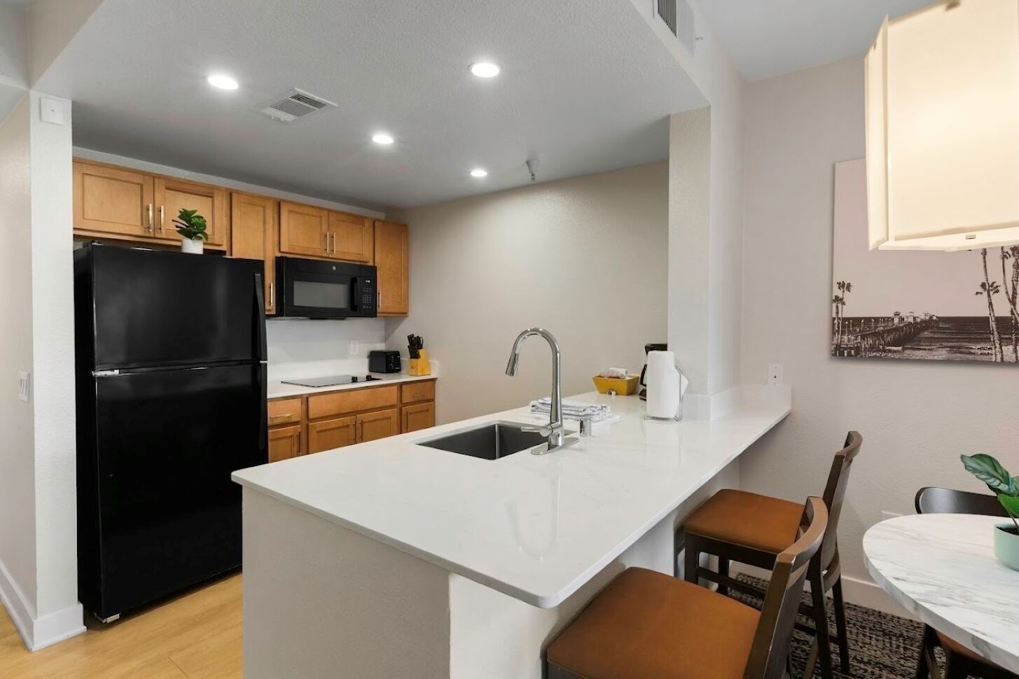 Coffee/tea maker, fridge, microwave, stovetop