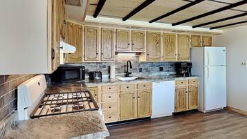 House, Multiple Beds, Balcony (Almost Heaven) | Private kitchen | Fridge, microwave, oven, stovetop