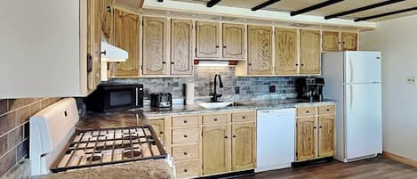 House, Multiple Beds, Balcony (Almost Heaven) | Private kitchen | Fridge, microwave, oven, stovetop