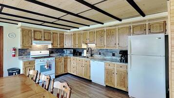 House, Multiple Beds, Balcony (Almost Heaven) | Private kitchen | Fridge, microwave, oven, stovetop