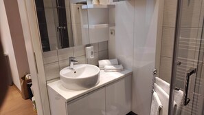 Haartrockner, Handtücher, Seife, Toilettenpapier